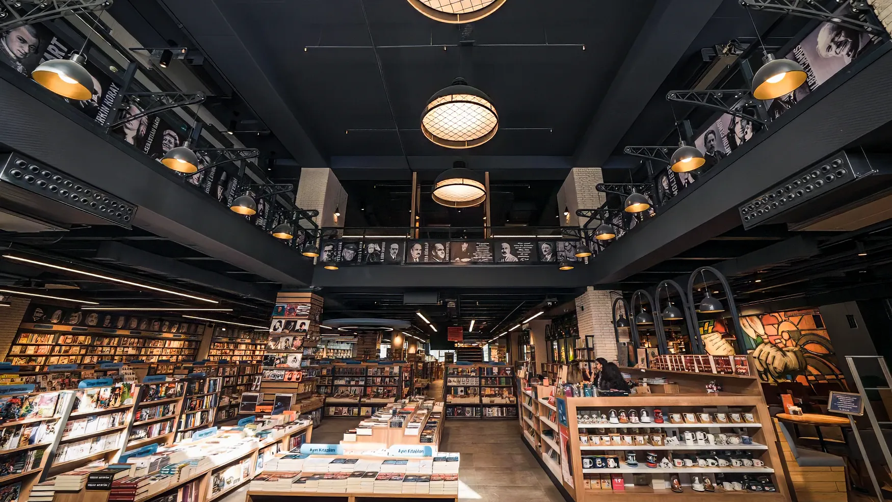 Kitapçı iç mimarlık tasarımı — okuma deneyimi ve ürün sergileme