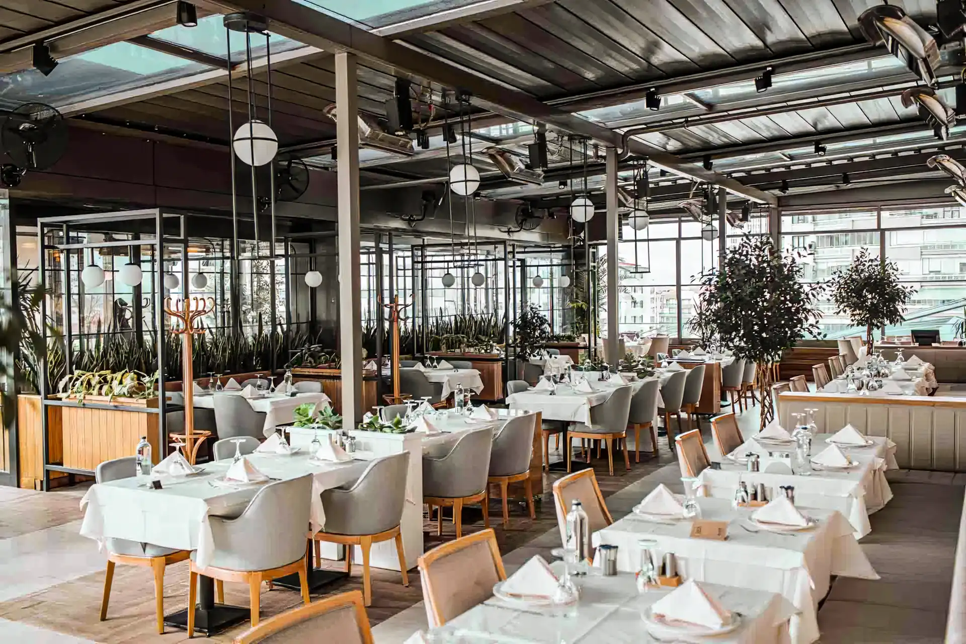 Restoran iç mimarlık tasarımı — şık yemek deneyimi