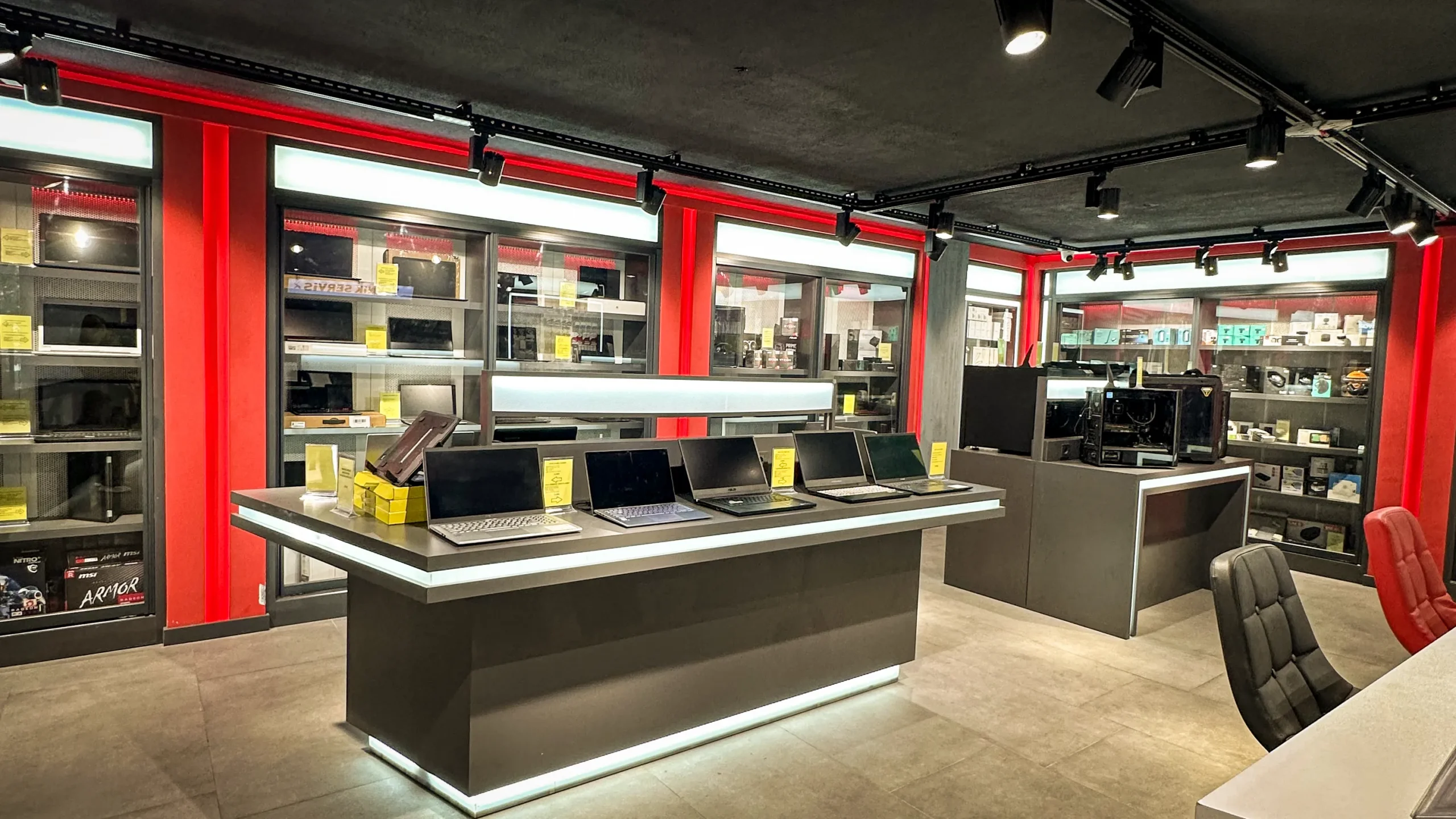 Mağaza iç mimarlık tasarımı — ürün sergileme ve müşteri deneyimi