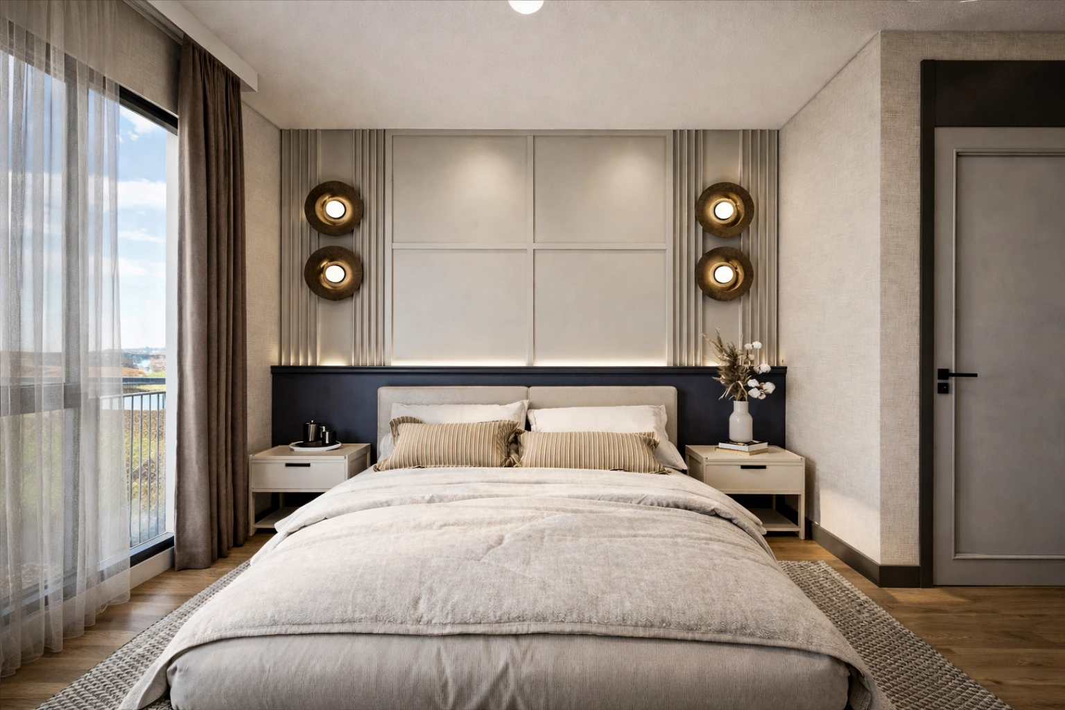 E. E. Konut yatak odası, panelli yatak başı, altın aplik, komodinler ve balkon erişimi