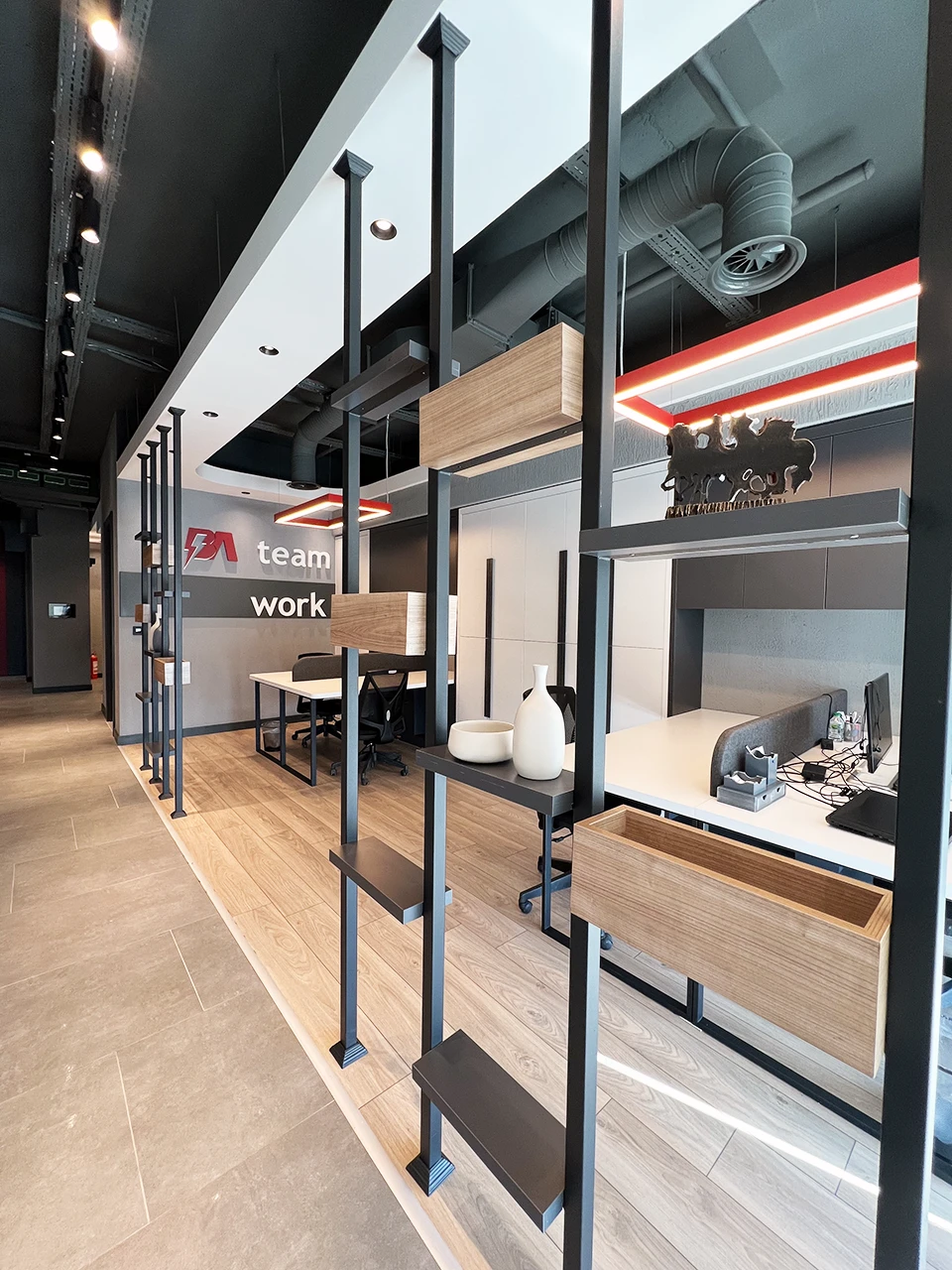 Ofis bölücü raf sistemi — metal iskelet, ahşap kutular ve kurumsal detaylar