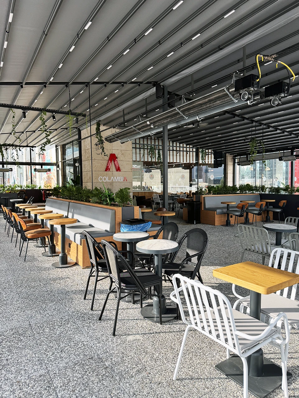 Columbia Coffee Çukurambar yarı açık teras oturma alanı