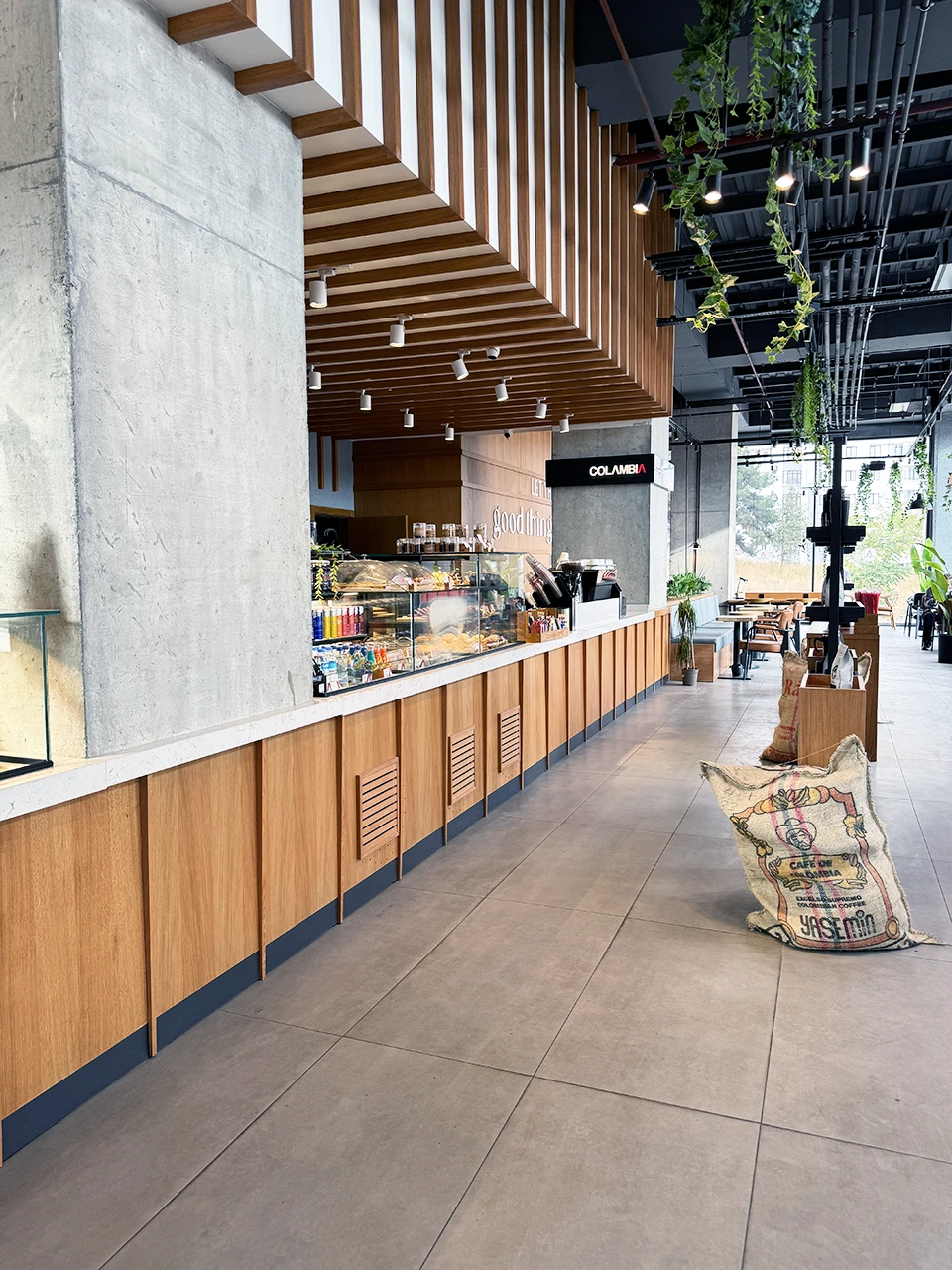 Columbia Coffee Çukurambar servis bankosu ve tavan detayı