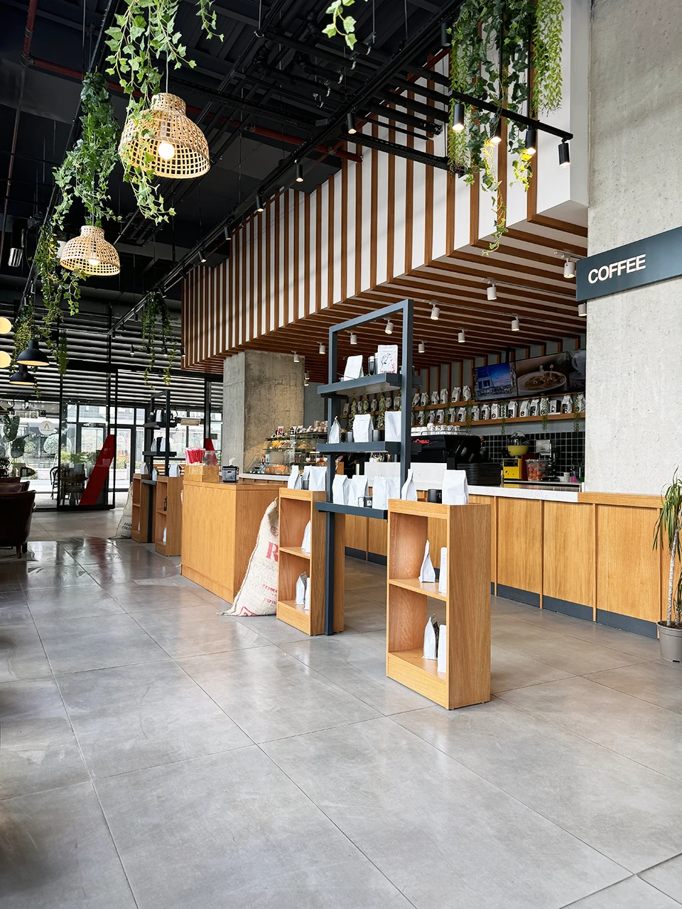Columbia Coffee Çukurambar kahve köşesi ve ürün sergileme