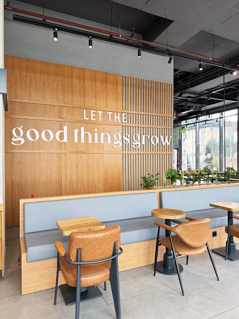 Columbia Coffee Çukurambar duvar tipografisi ve oturma nişi