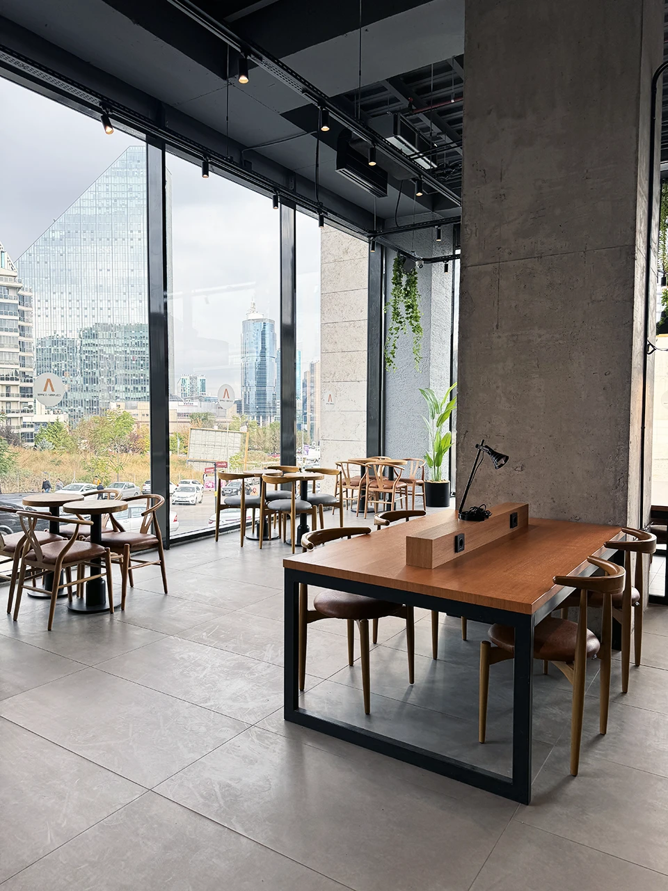 Columbia Coffee Çukurambar pencere önü oturma alanı