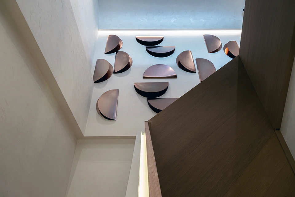 Genetologie klinik merdiven ve duvar sanatı detayı