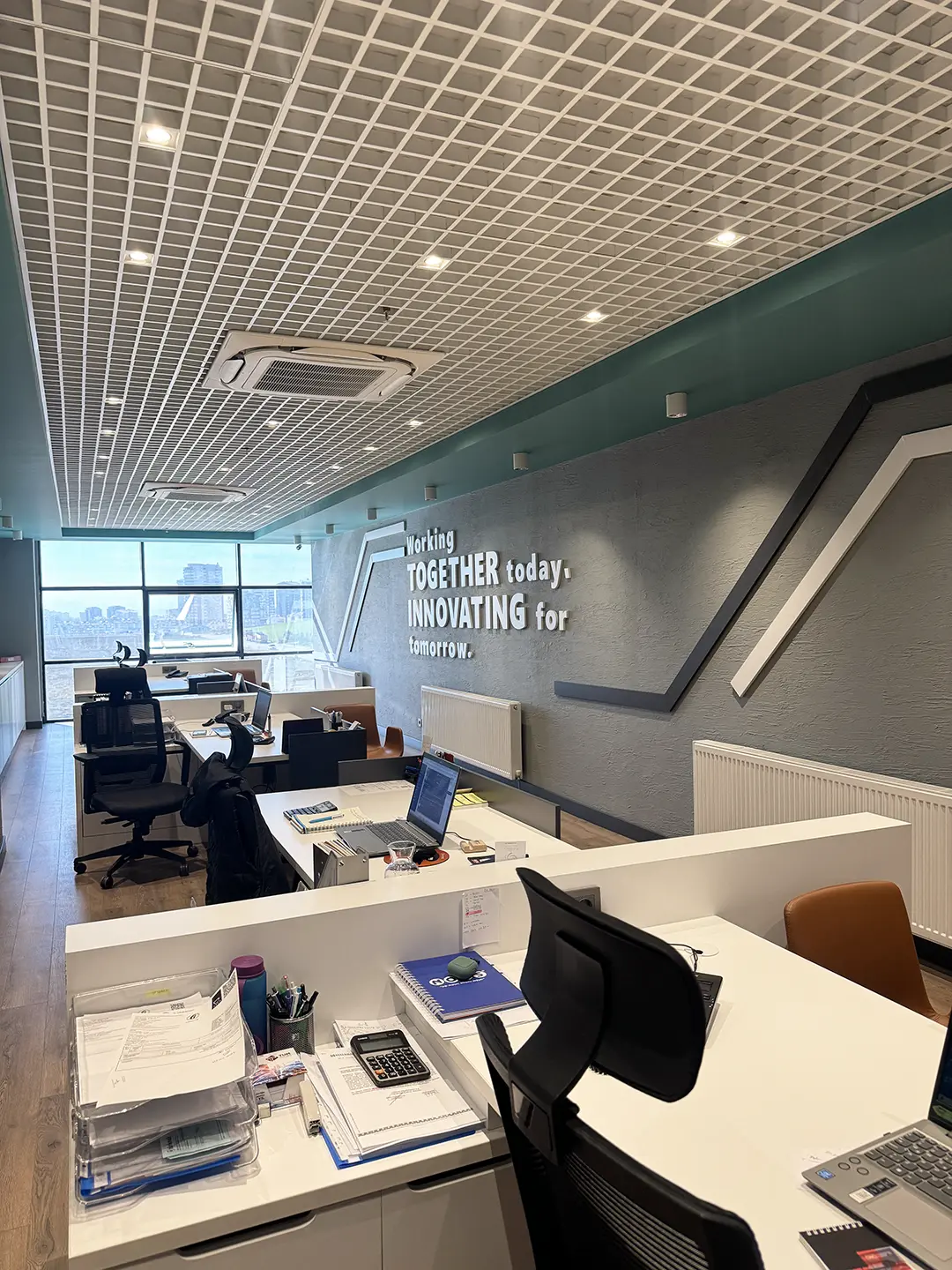 İlkiş Elektrik açık ofis motivasyon duvarı, Working Together Today Innovating for Tomorrow tipografi ve geometrik metal detay