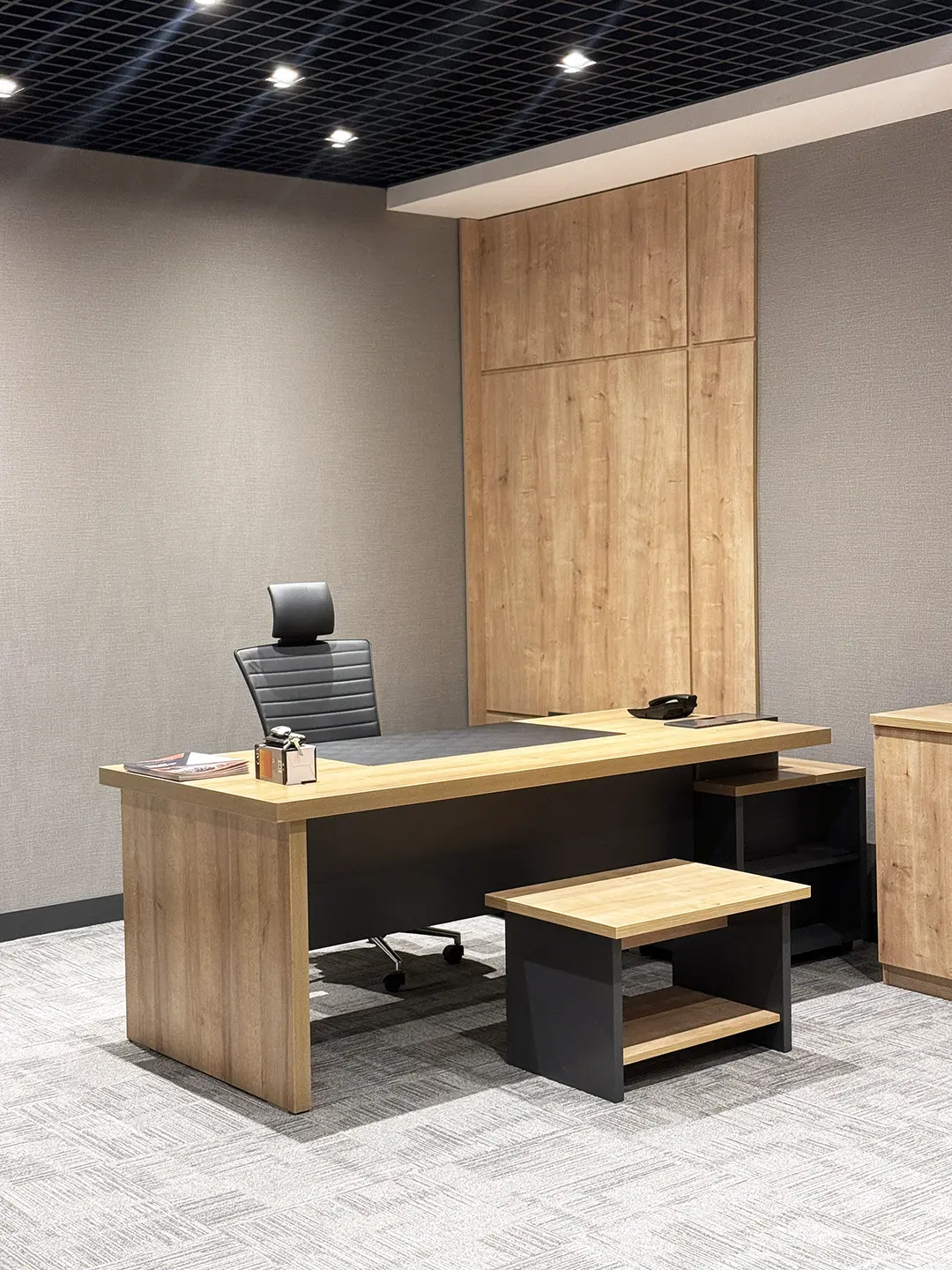 İlkiş Elektrik çalışma istasyonu, meşe kaplama yönetici masası, siyah deri koltuk ve grid tavan