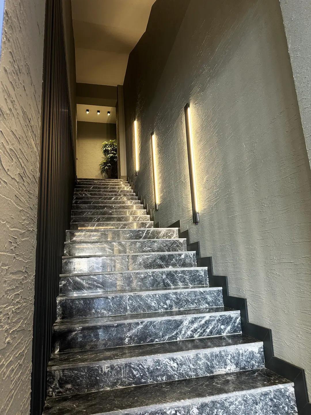 İlkiş Elektrik ofis merdiven holü, endüstriyel merdiven tasarımı ve aydınlatma detayı