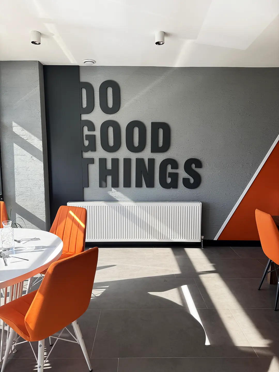 İlkiş Elektrik ofis mutfak ve dinlenme alanı, oturma grubu ve yemek masası düzeni