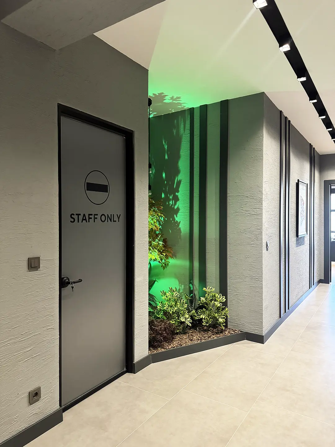 İlkiş Elektrik ofis koridor kapı detayı, cam bölme kapı sistemi ve aydınlatma