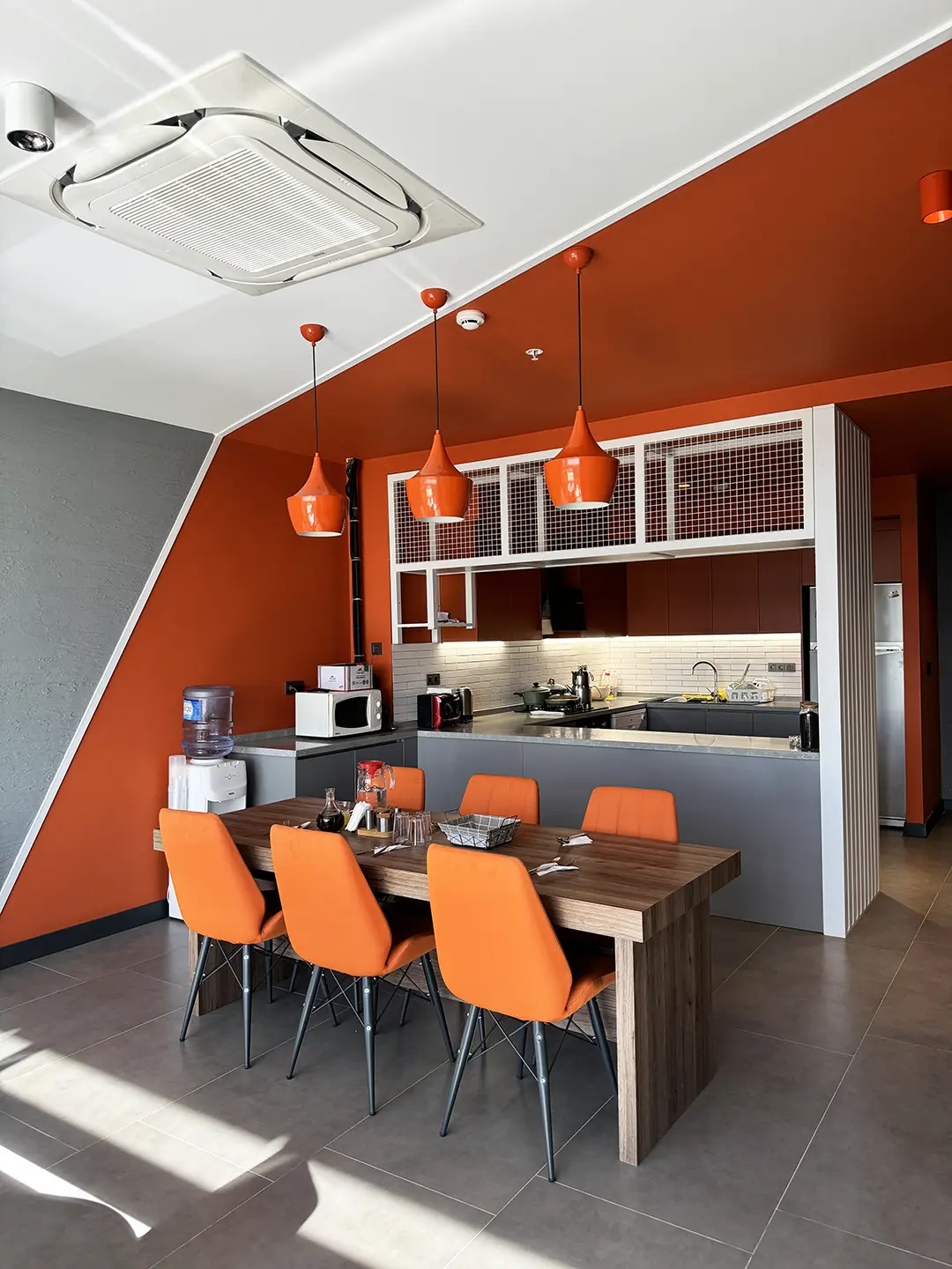 İlkiş Elektrik personel yemek alanı, yemek masası düzeni ve aydınlatma sistemi