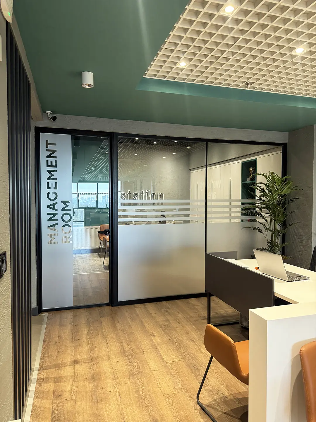 İlkiş Elektrik yönetim ofisi, yönetici masası, oturma grubu ve profesyonel ofis düzeni