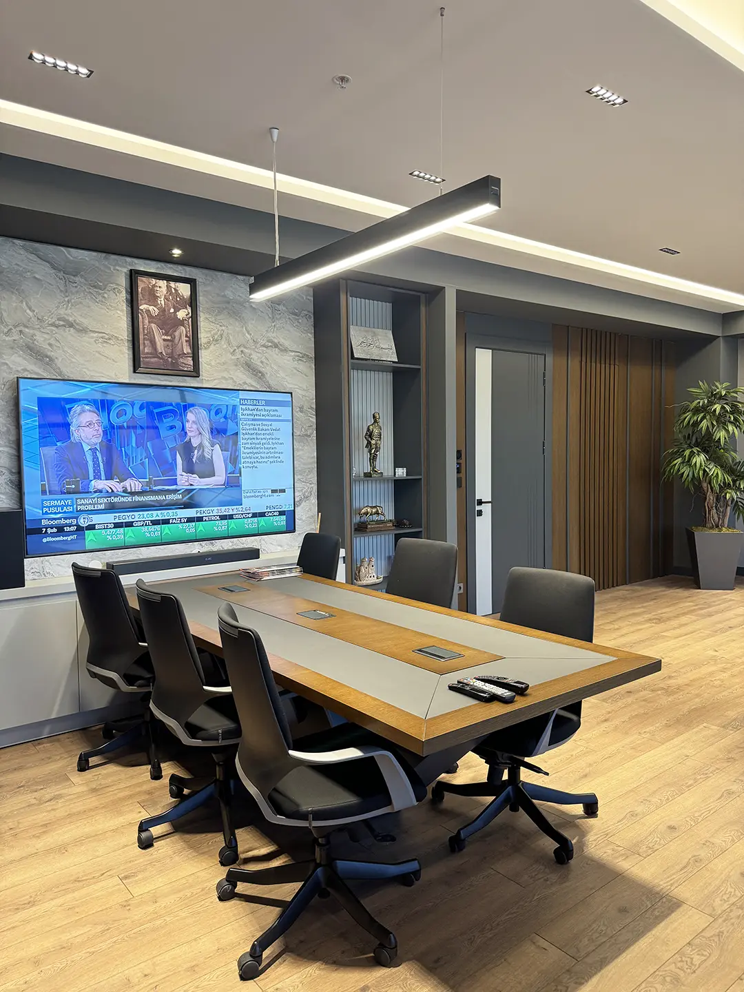 İlkiş Elektrik yönetici odası toplantı alanı, misafir oturma grubu ve sunum ekranı