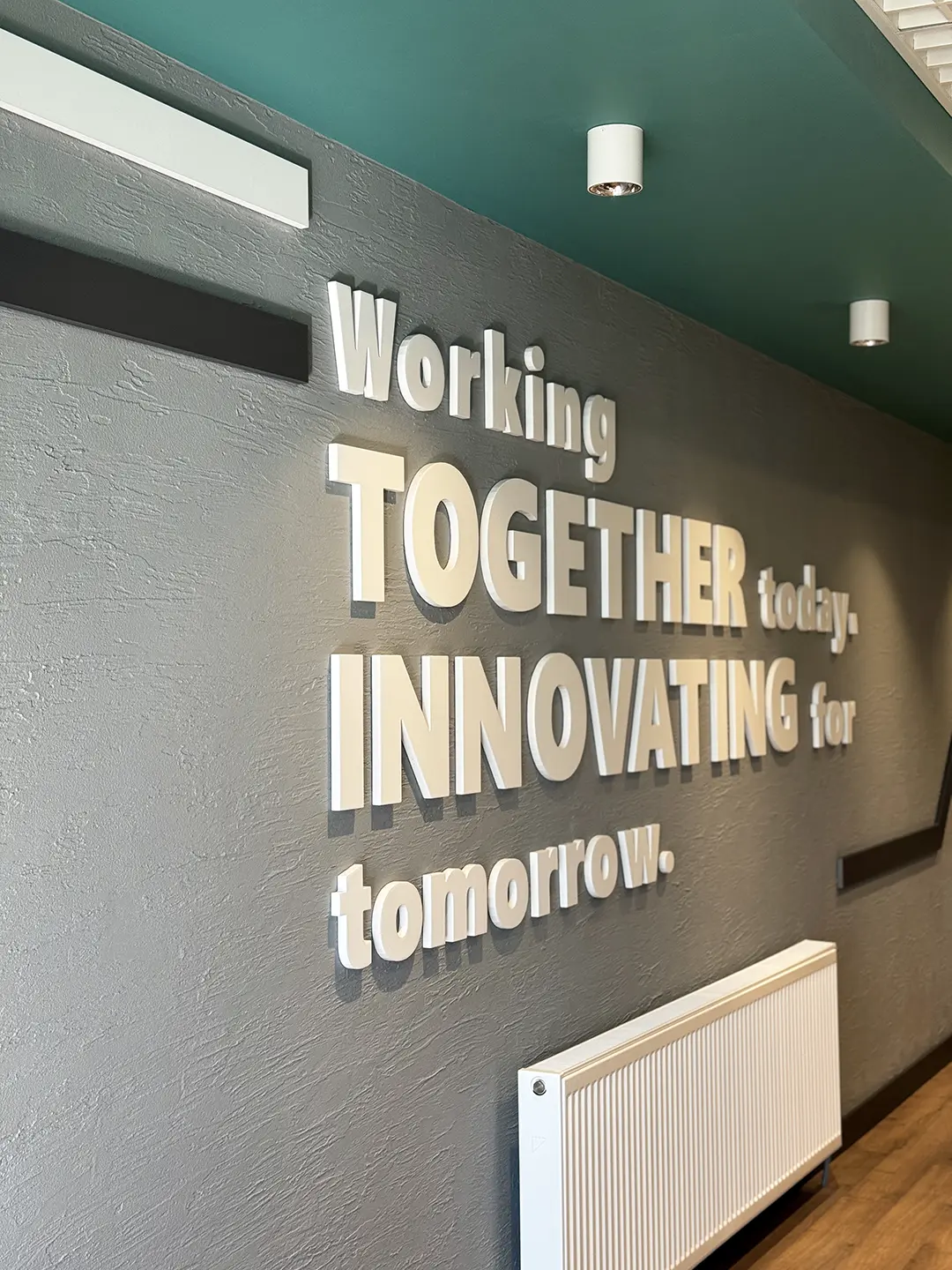 İlkiş Elektrik açık ofis detay görünümü, çalışma masaları ve ofis düzeni