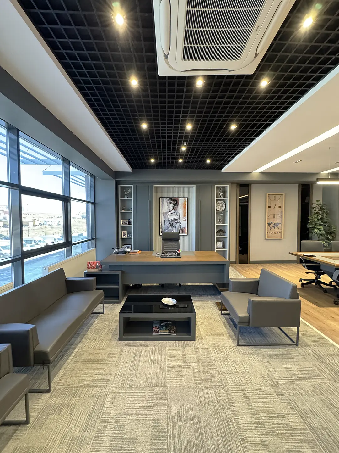 İlkiş Elektrik yönetici odası genel görünüm, meşe kaplama mobilya ve profesyonel ofis düzeni