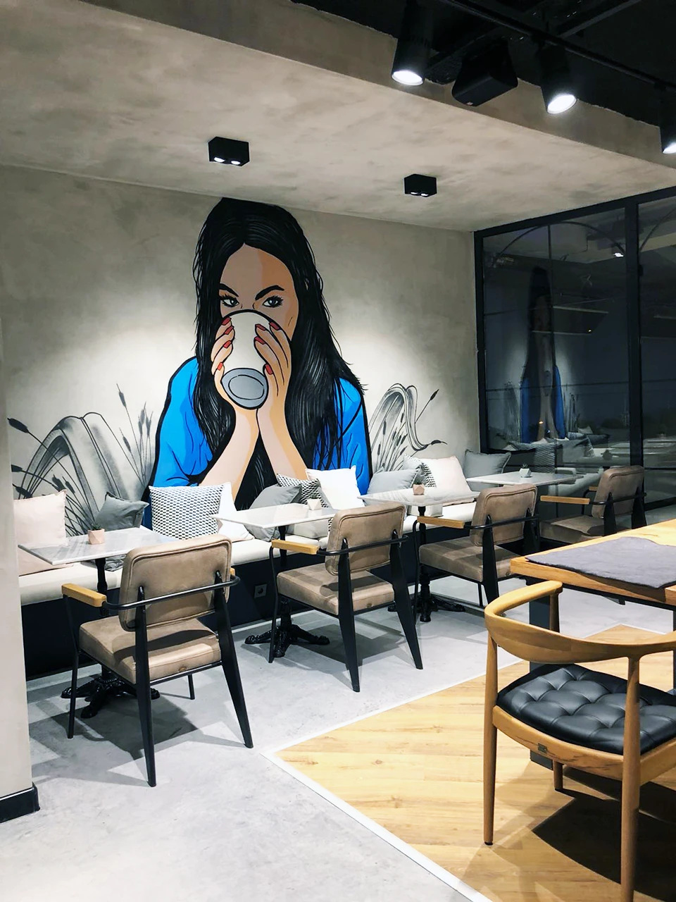 Coffee 1919 kafe tasarımı — ahşap kaplama marka duvarı ve bitki detaylı endüstriyel iç mekân