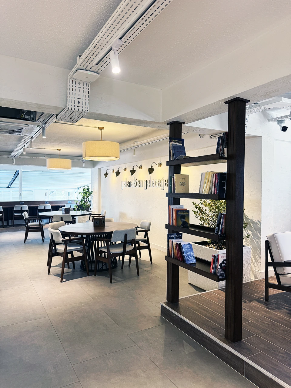 Kafe duvar muralı tasarımı — illüstrasyon sanat duvarı ve dinamik iç mekân