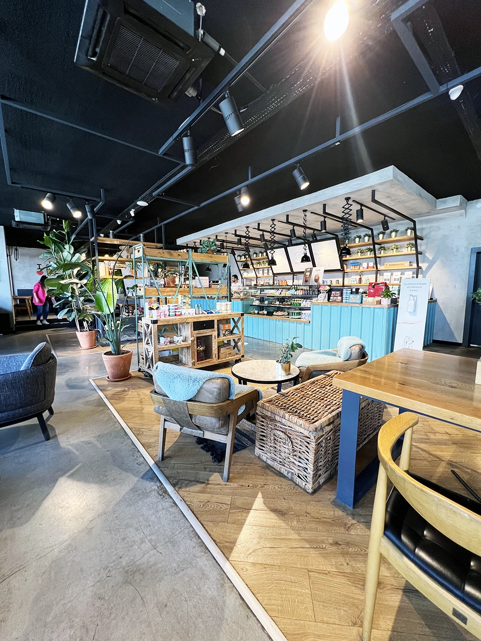 Açık plan kafe tasarımı — rustik endüstriyel bar tezgâhı ve ahşap raf ünitesi
