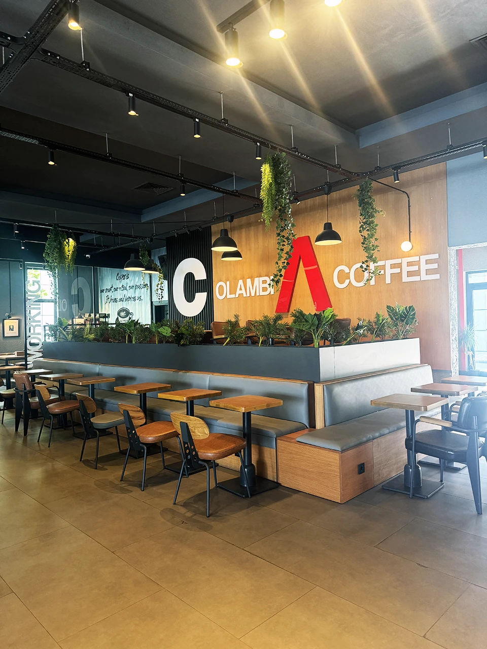 Kitaplık bölücülü kafe tasarımı — minimal aydınlık iç mekân ve ahşap raf düzeni