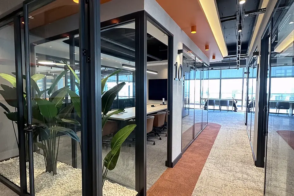 Loop Games Ofis koridoru, ahşap lata duvar kaplaması, cam bölme ofis odaları ve laminat parke zemin perspektifi