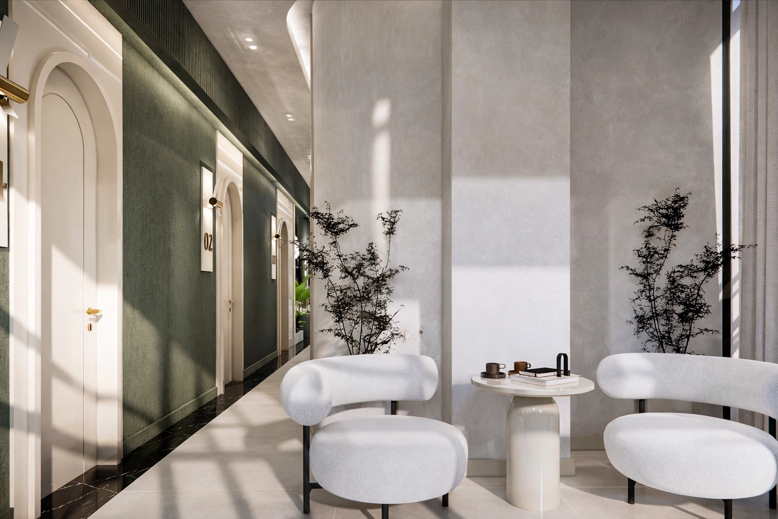 MEK Beauty uygulama odaları koridoru — haki kadife duvar, kemerli krem kapılar, altın oda numaraları ve bukle koltuklar