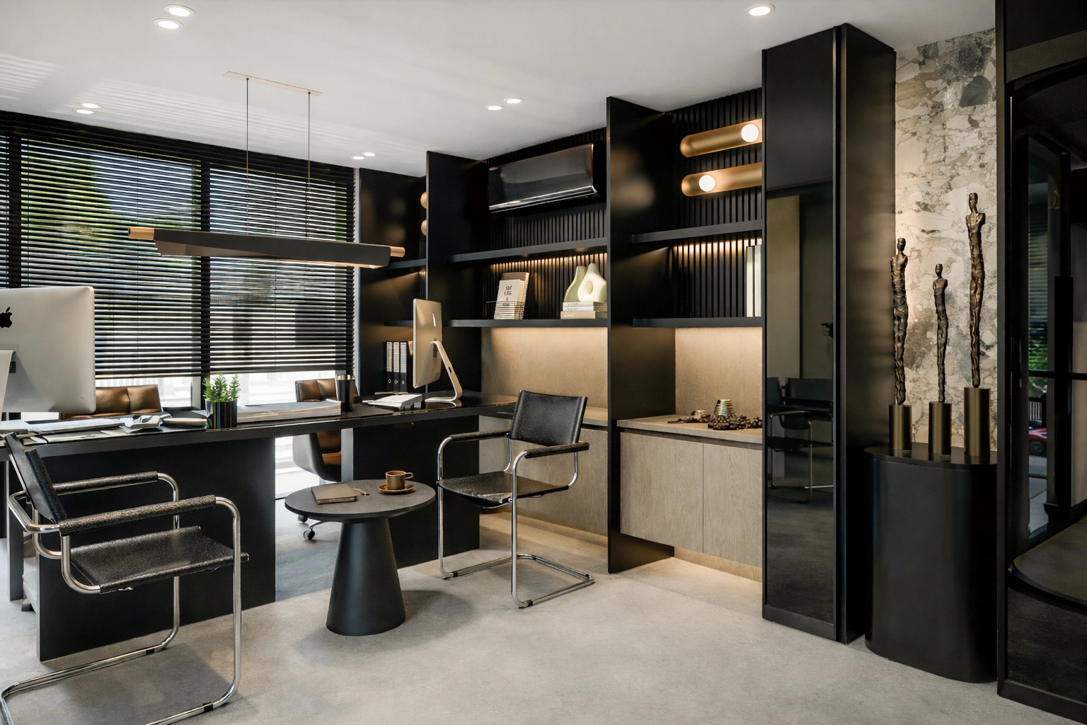 MEK Ofis çalışma alanı — siyah L masa, slat panel kitaplık, altın aplik aydınlatma ve bronz heykel figürler