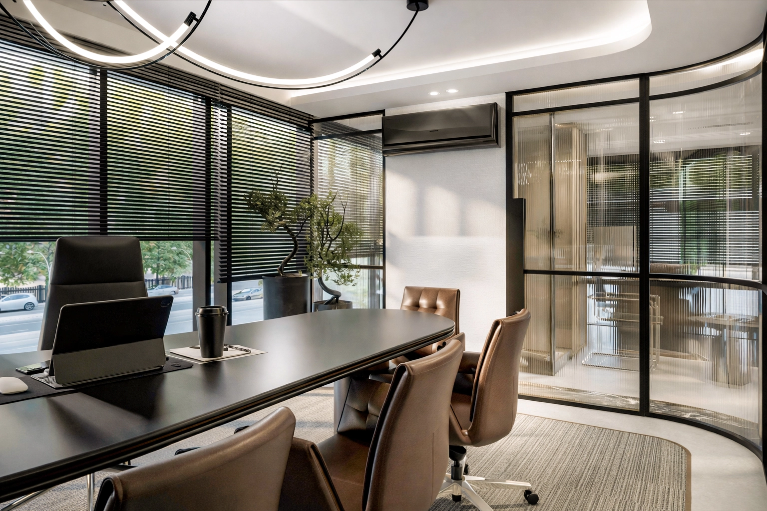 MEK Ofis toplantı odası iç görünüm — organik LED tavan aydınlatması, deri koltuklar ve bonsai ağacı