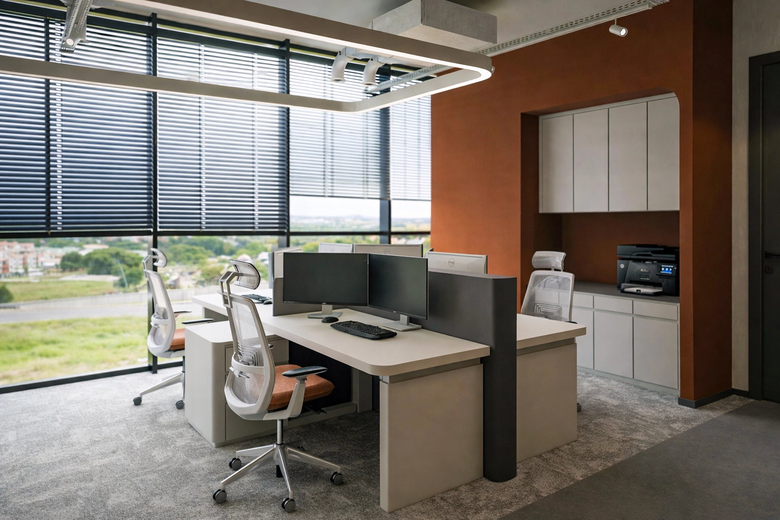 Metafor Ofis açık çalışma istasyonları — modüler beyaz masa, çift monitör, terracotta duvar aksanı ve panoramik manzara