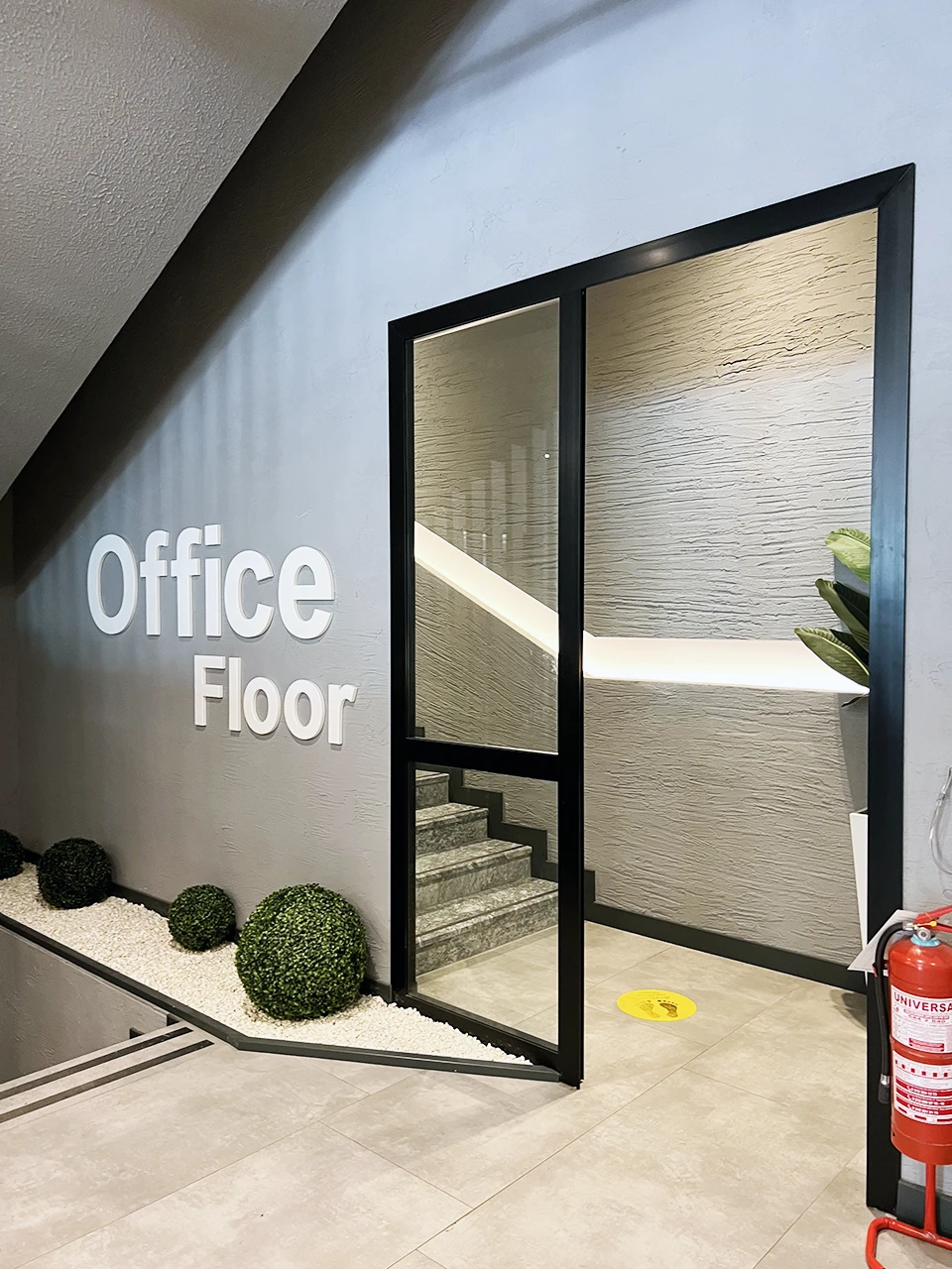 Ofis katı girişi — Office Floor tabelası ve cam kapılı karşılama alanı