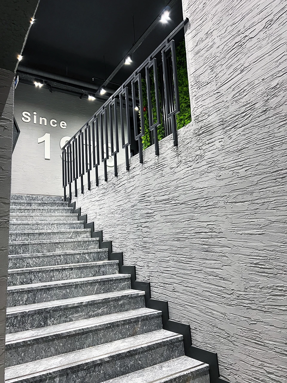 Ofis merdiven ve korkuluk detayı — Since 1978 yazısı ve yeşil duvar