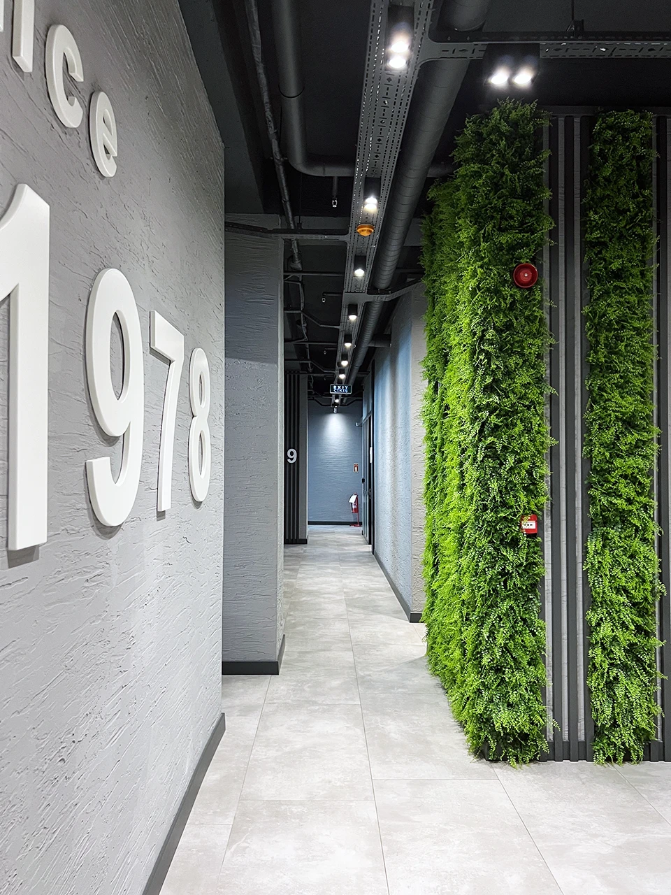 Ofis koridor tasarımı — dikey yeşil duvar ve endüstriyel tavan