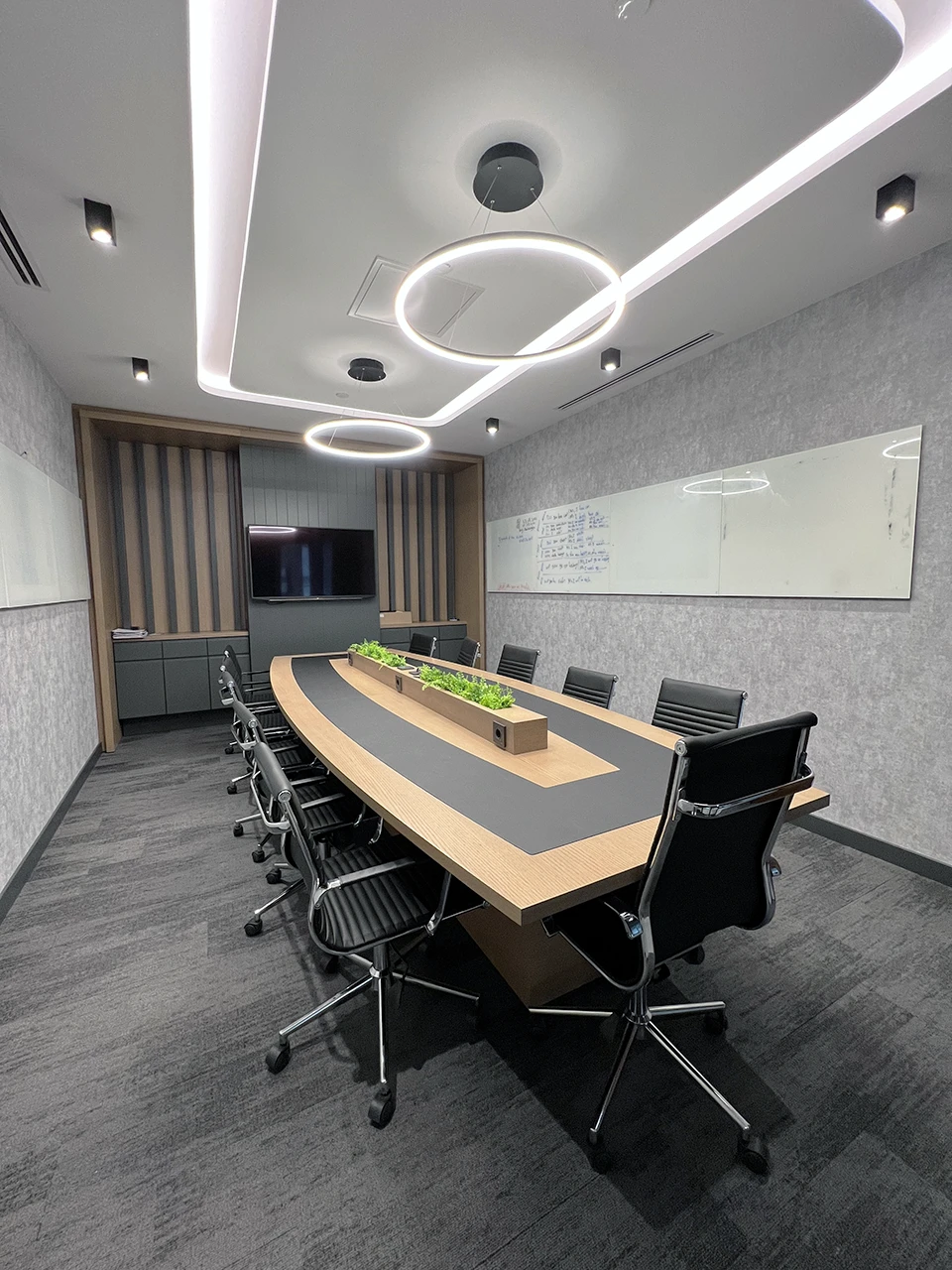 Ofis toplantı odası — özel imalat masa, halı döşeme ve yüzer tavan aydınlatma