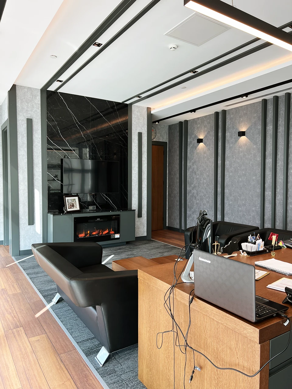 Yönetici ofisi — siyah mermer TV ünitesi, elektrikli şömine ve duvar panelleri