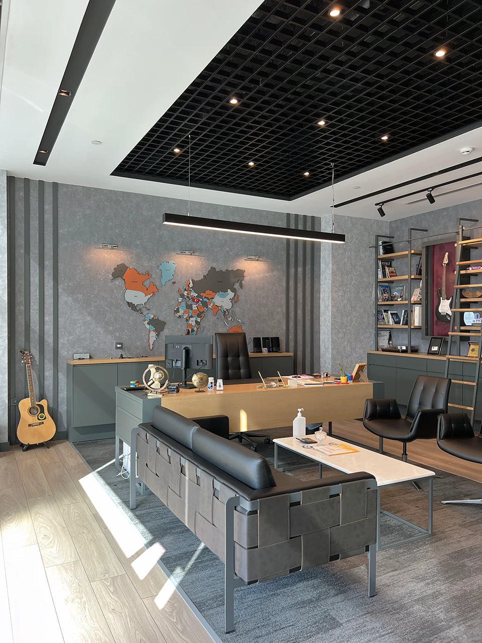 Yönetici ofisi geniş açı — dünya haritası, ızgara tavan ve oturma grubu