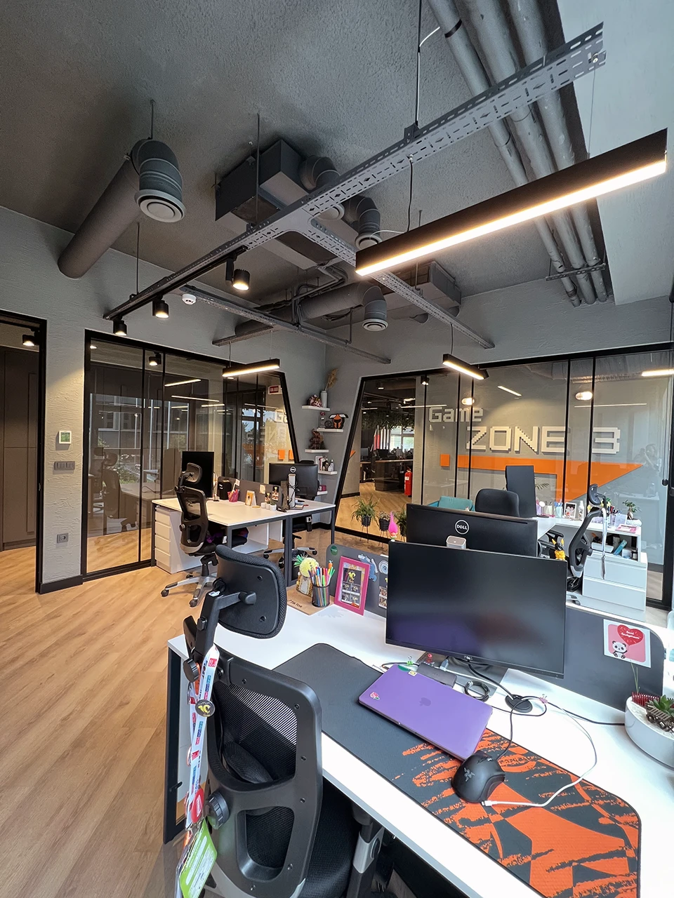 Panteon Ofis açık ofis çalışma alanı, Game Zone 3 cam bölme, ergonomik sandalyeler, çift monitör düzeni ve endüstriyel tavan