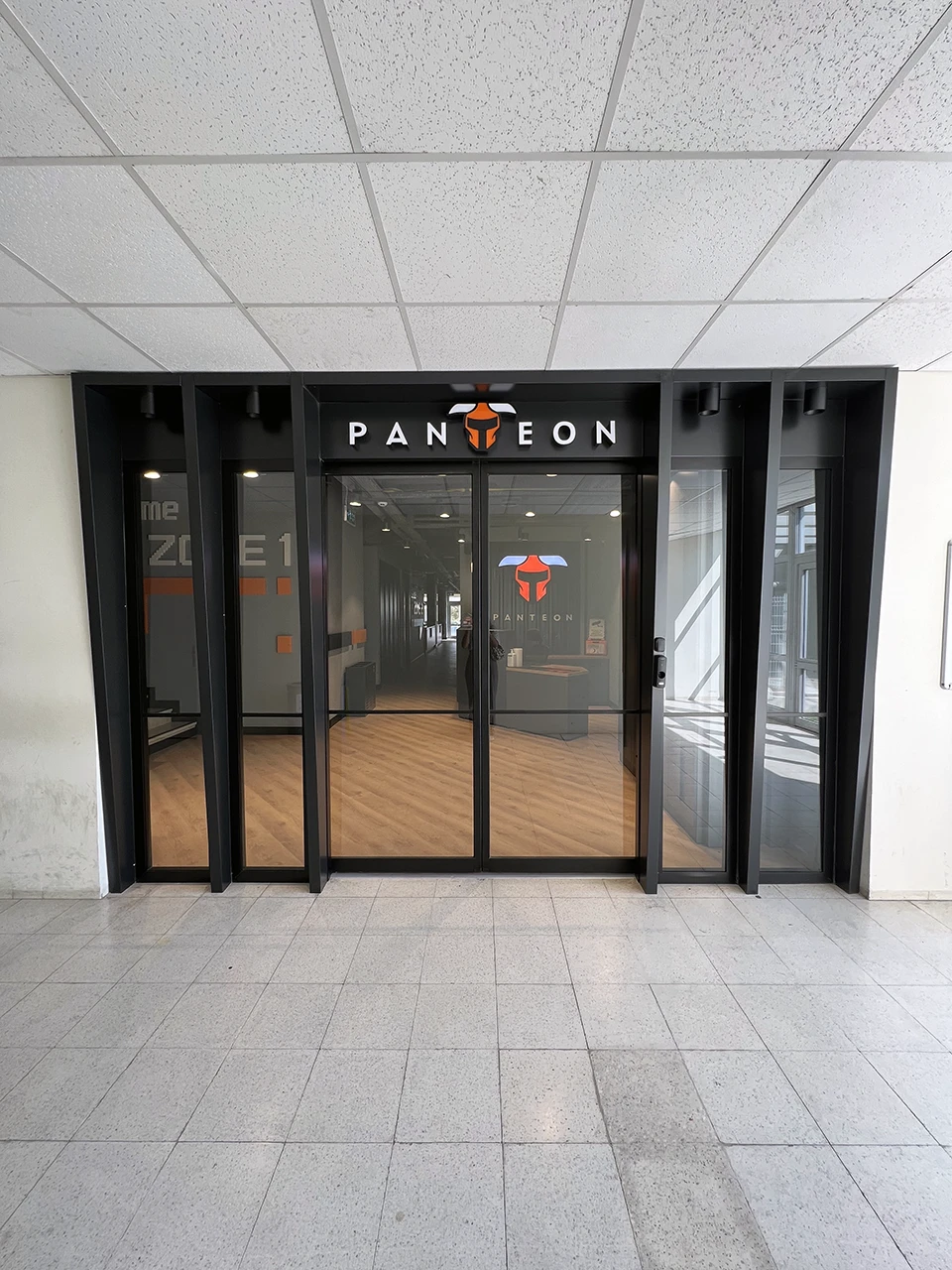 Panteon Ofis dış cephe giriş kapısı, siyah çelik profil cam kapı sistemi ve ışıklı Panteon logosu, ODTÜ Teknokent Ankara