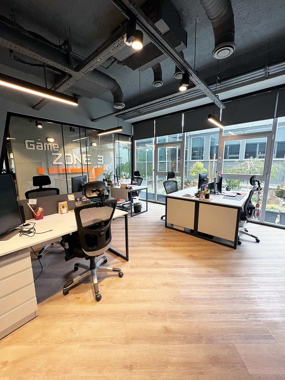 Panteon Ofis Game Zone 3 iç mekan, cam bölmeli bireysel ofis, bahçe manzaralı çalışma alanı ve lineer LED aydınlatma