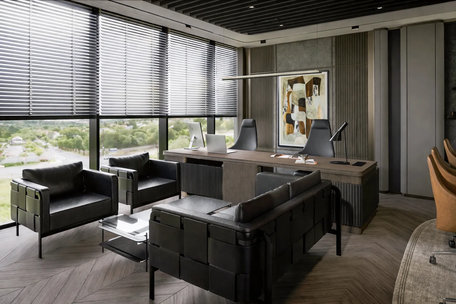 Metafor Yönetici Ofisi çalışma alanı — meşe yönetici masası, siyah deri misafir koltukları, slat panel duvar ve soyut tablo